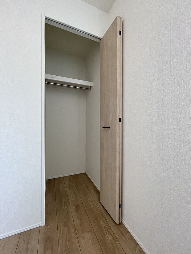 壁面クローゼットのメリットは、衣類が横一列に並ぶためひと目で洋服が選びやすいこと。衣類をたくさんお持ちの方も、限られたスペース内に無理なく収納することができます。