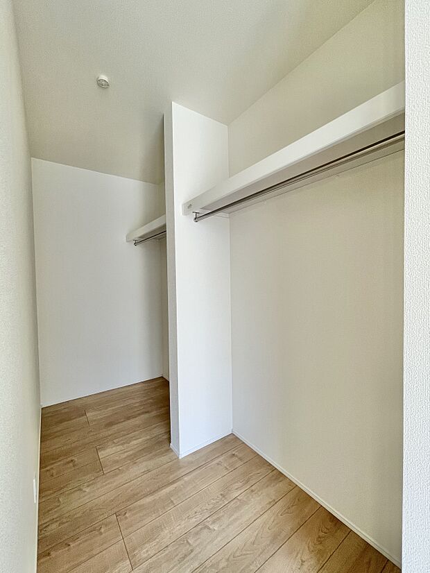 WICのメリットの1つ目は、1箇所にまとめて収納が出来ること。2つ目は、衣替えが必要ないこと。3つ目は、扉が少なくなり室内がスッキリ見えること。