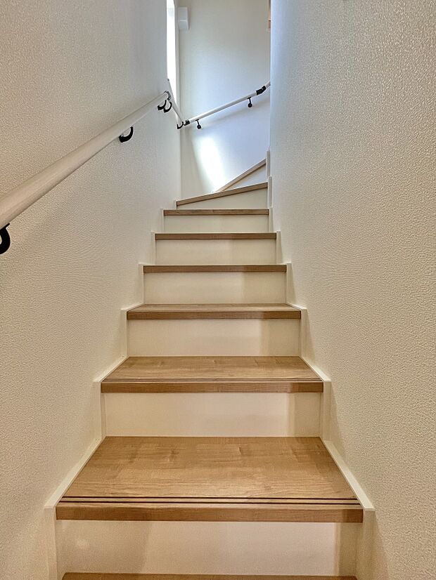 【手すり付き階段】手すりがないと階段の昇り降りで危険なことはもちろん、壁に手をつきながら歩くことで壁紙が汚れやすくなります。すべての方に快適に昇り降りしていただくため、手すりを設置しました。…