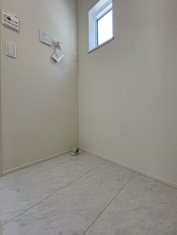 毎日使う洗濯機。しっかりと奥行きのある置き場が確保されています。