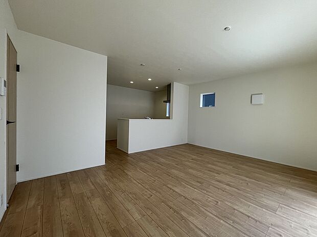 【カウンターキッチン】 リビングにいるお子様と会話をしながら家事ができるカウンターキッチン。いま手があいているか、忙しそうなのか相手の様子を伺いながらコミュニケーションをとる訓練にもなります…