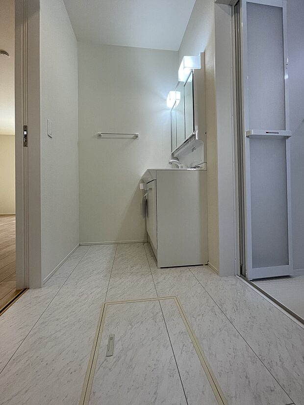 脱衣所、洗面所は小さなプライベートスペース。歯磨き、洗顔と毎日施す個人空間。換気も設置して、熱気などを開放して、爽やかなスペースになるように設計されています。