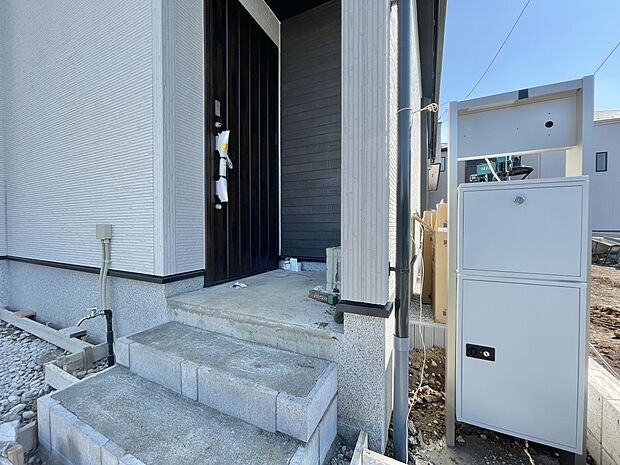 玄関はおうちの顔と言われます。玄関アプローチは、外観デザインの印象を左右します。ご家族の個性を出しながら、素敵な玄関でお客様をお迎えしてください。