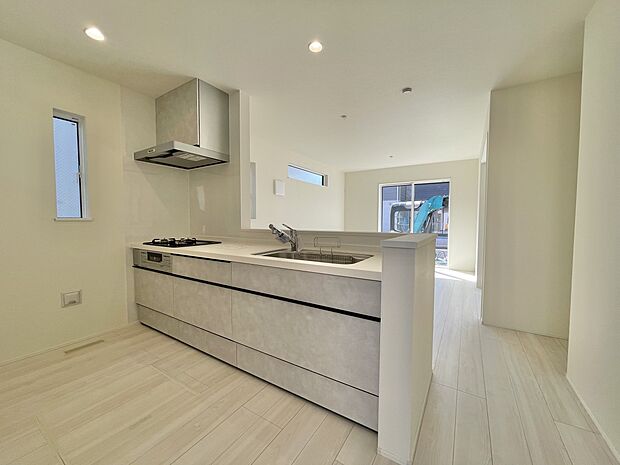 カウンターキッチンは広くて収納力もあるので、快適に料理をすることができます。食器や炊事用具を手の届くところに配置しやすいため調理もスピーディーですよ。