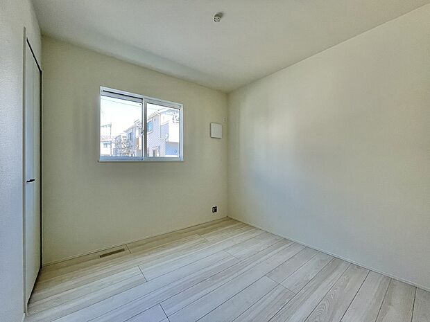 昨今のトレンドになりつつあるのが、広過ぎず、快適すぎない子ども部屋。勉強と寝るだけの部屋にすることで閉じこもりがなくなり、リビングで過ごす時間が増えると言われています。