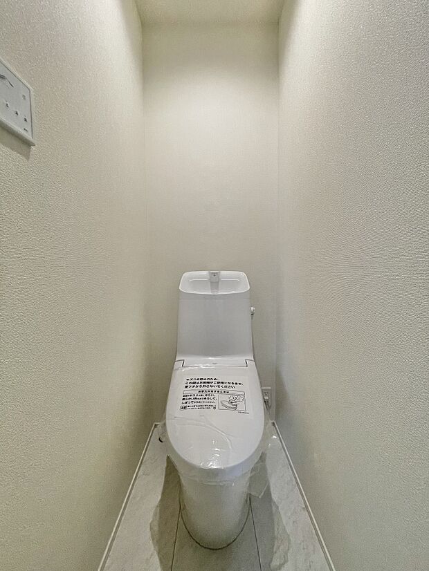 トイレ・ウォシュレット付。快適で衛生的な洗浄機能付温水シャワートイレです。