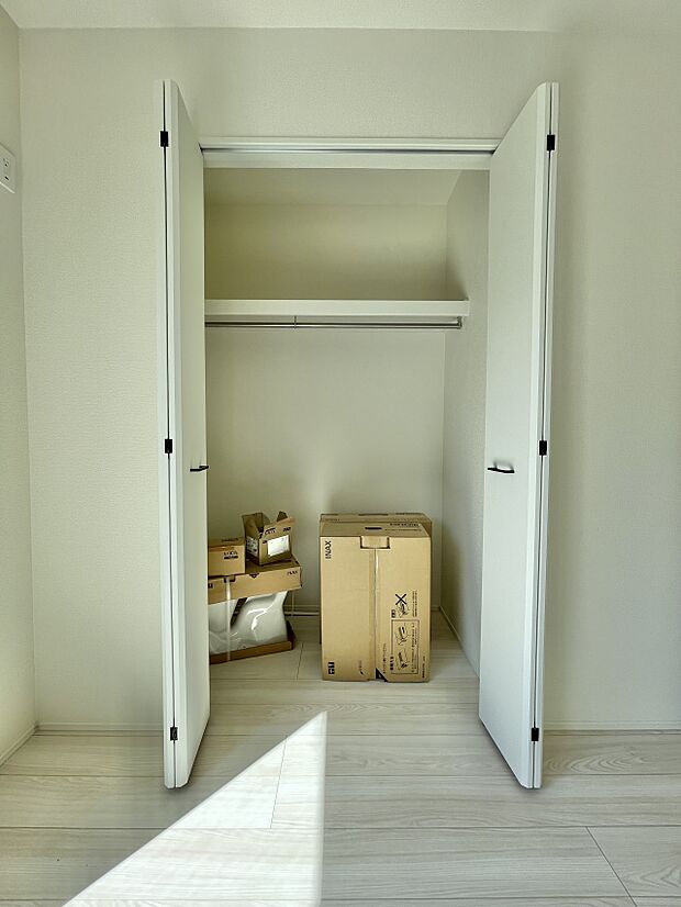 壁面クローゼットのメリットは、衣類が横一列に並ぶためひと目で洋服が選びやすいこと。衣類をたくさんお持ちの方も、限られたスペース内に無理なく収納することができます。