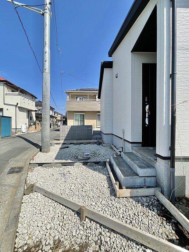 日々の暮らしにマイカーが必要。そんな方は物件の購入条件に駐車場は必須です。通勤に、家族のお迎えに、お買物に、おでかけに、クルマライフを楽しみたい方に。