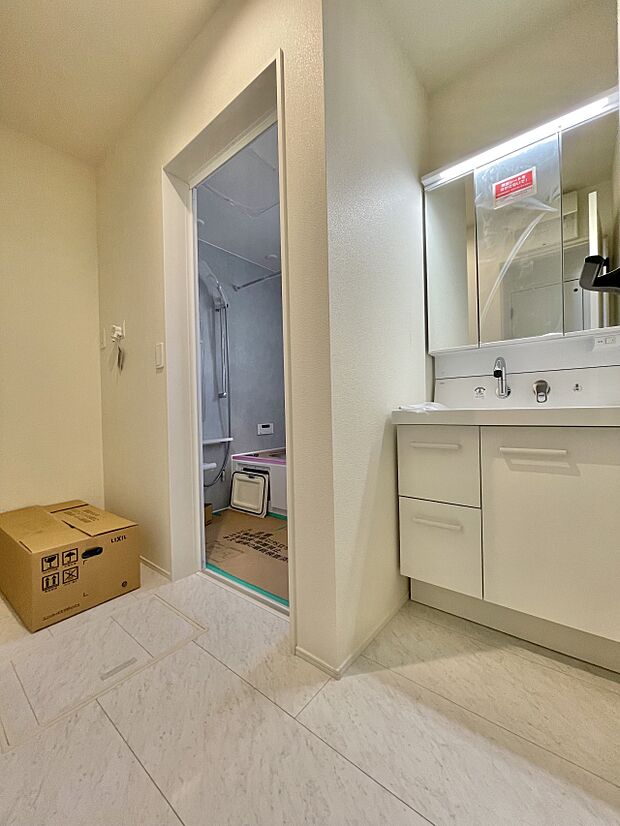 脱衣所、洗面所は小さなプライベートスペース。歯磨き、洗顔と毎日施す個人空間。換気も設置して、熱気などを開放して、爽やかなスペースになるように設計されています。