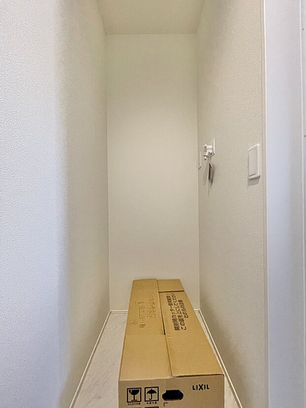 毎日使う洗濯機。しっかりと奥行きのある置き場が確保されています。