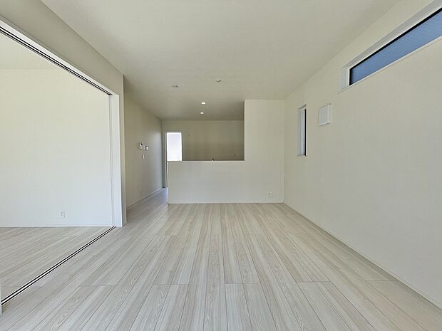 シンプルなデザインの家は風情がある。住む人のこだわりを感じる。外観も内装もいたってシンプル。居心地がよく、家事や趣味、子育てなどにも集中できる。家も人間も熟成するほどシンプルになっていくよう…