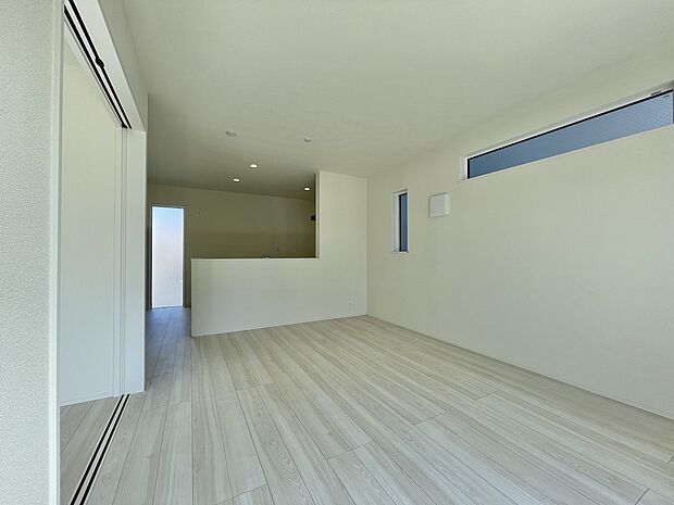 シンプルなデザインの家は風情がある。住む人のこだわりを感じる。外観も内装もいたってシンプル。居心地がよく、家事や趣味、子育てなどにも集中できる。家も人間も熟成するほどシンプルになっていくよう…