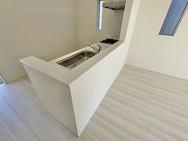 【カウンターキッチン】 リビングにいるお子様と会話をしながら家事ができるカウンターキッチン。いま手があいているか、忙しそうなのか相手の様子を伺いながらコミュニケーションをとる訓練にもなります…