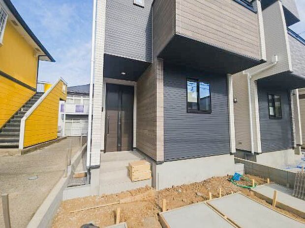 玄関へのアプローチ。居住者の帰り、訪れる方を優しく迎える・安らぎに満ちた生活空間を予感させる。健やかな暮らしを楽しめそう。