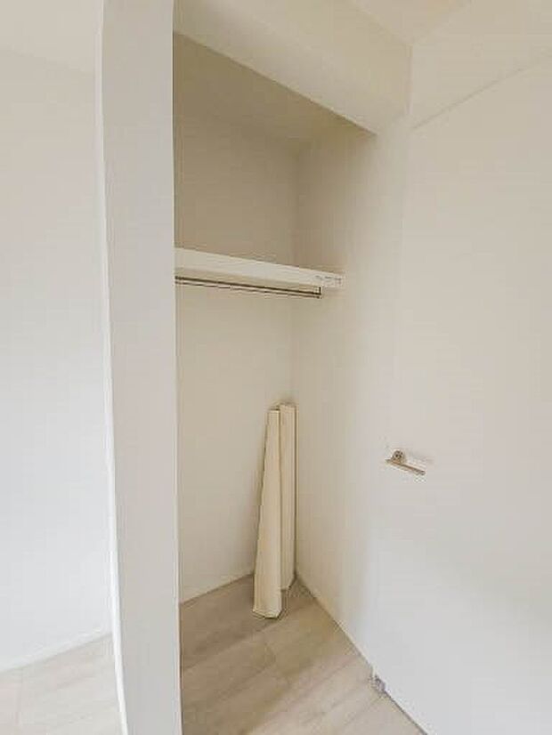 【WIC】WICのメリットの1つ目は、1箇所にまとめて収納が出来ること。2つ目は、衣替えが必要ないこと。3つ目は、扉が少なくなり室内がスッキリ見えること。