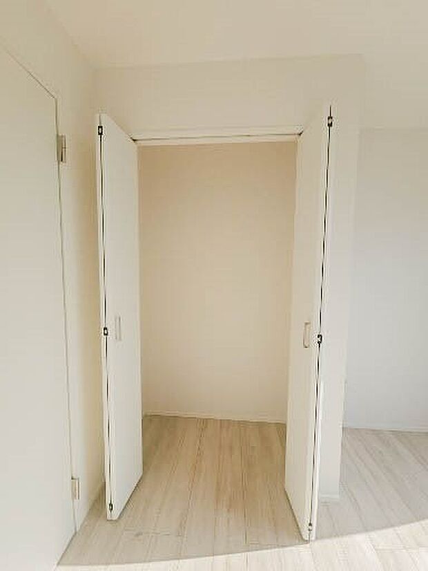 収納には欠かせないクローゼット。衣類を横一列で収納できるため、ひと目で洋服がチョイスできるという利点があります。豊富な衣類をお持ちでも、スペース全体を使って、しっかり収納できます。