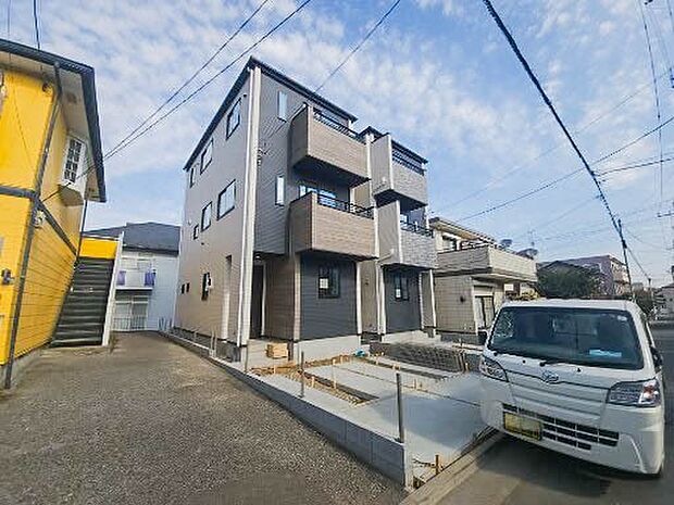 家の前は美しい通りになっていますが、クルマが比較的少なく。家のまわりで遊ぶお子さまも大丈夫です。