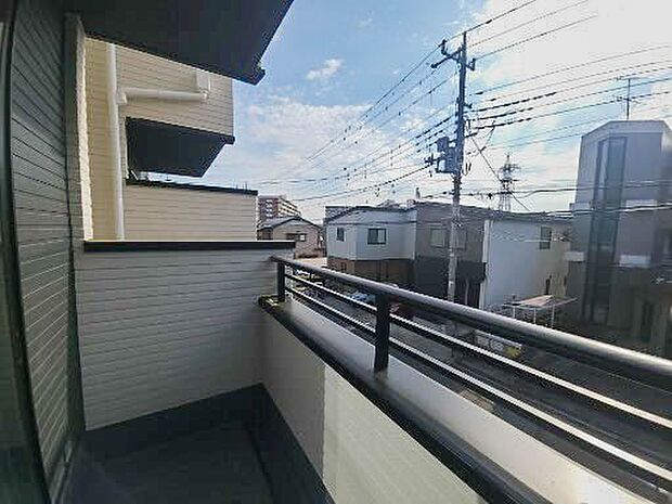 澄み切った青空と、心地良い風を感じるワイドバルコニー。