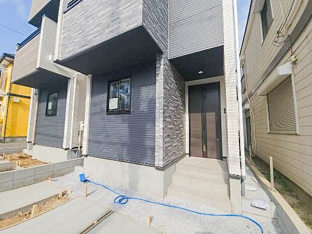 【玄関】玄関へ向かうまでのアプローチに漂う上質が期待感をもたせます。玄関は建物の顔。落着きを醸し出した自己主張が心に訴えてきます。