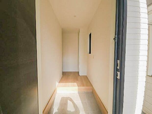 【玄関】スタイリッシュかつ品のある玄関。晴れの日も、雨の日も、風の日も、ご家族やお客さまを安心して迎えます。