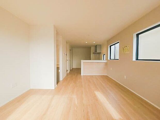 光が溢れ、風も溢れ、居心地のよい住空間、自然体で過ごせる住空間にリビングを。それは住むというシンプルなカタチをどこまでも追求してきた結果です。新築の厳かな居住性を身体全体で感じてください。