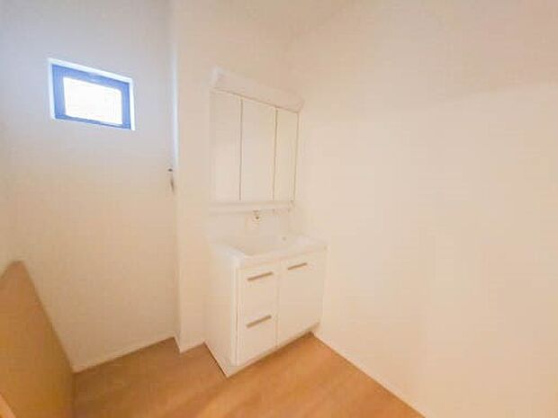 洗面所は小さなプライベートスペース。歯磨き、洗顔と毎日施す個人空間。