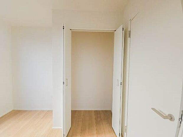 WICのメリットの1つ目は、1箇所にまとめて収納が出来ること。2つ目は、衣替えが必要ないこと。3つ目は、扉が少なくなり室内がスッキリ見えること。