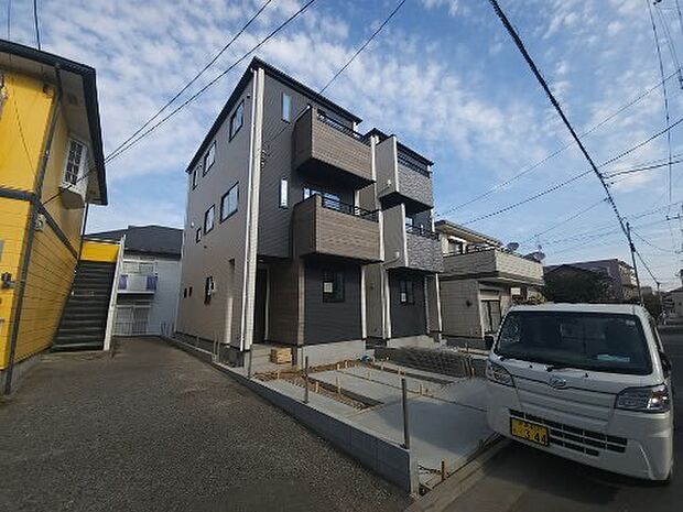 家の前は美しい通りになっていますが、クルマが比較的少なく。家のまわりで遊ぶお子さまも安心です。