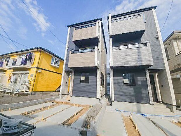 堂々たる趣ながら、主張し過ぎずどこか余裕を感じさせるシャープなフォルムで佇む邸宅は、晴天の空と照らし合わせる事で、本来あるべき完成形の姿を見せてくれます。