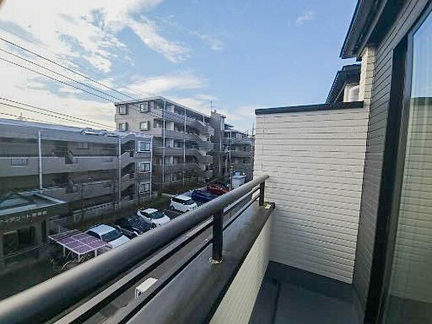 広々としたバルコニー。陽当り良好! 陽光ふりそそぐ明るい室内。