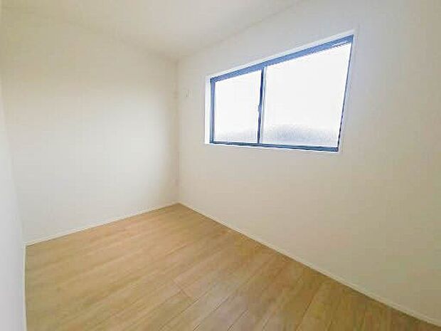 シンプルにデザインされた室内。家具やレイアウトでお好みの空間に。