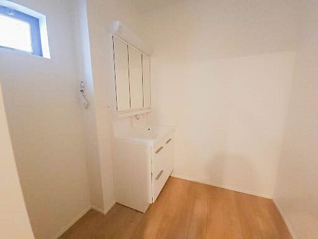 【脱衣場】脱衣所、洗面所は小さなプライベートスペース。歯磨き、洗顔と毎日施す個人空間。換気も設置して、熱気などを開放して、爽やかなスペースになるように設計されています。