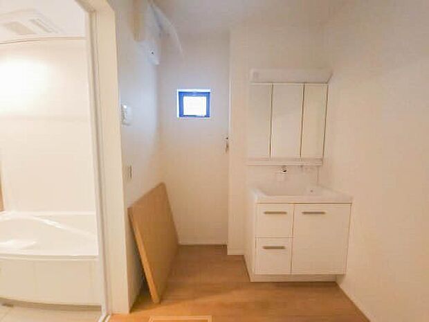 【Laundry space-ランドリースペース】 毎日使う洗濯機。しっかりと奥行きのある置き場が確保されています。