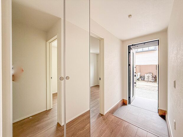 1号棟【玄関】大型のシューズボックスには靴やブーツ、サンダルはもちろん、ハンカチや手袋、バック類などのお出かけ用品、印鑑や朱肉なども収納可能です。