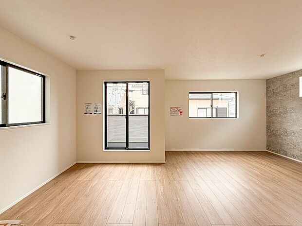 1号棟【LDK17.6帖】リビングルームの窓を開けると心地よい南風が入ってくる。キッズルームの窓を開けるとやさしい微風が入ってくる。家の中に風の道がある。風を生活の中で体験できる家。