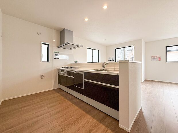 1号棟【キッチン】ナチュラルな自然光の中での調理。会話が弾む対面型キッチン。お洒落な食器類を余裕で収納できるスペース。動きやすい女性目線のキッチン動線。これからはお料理をつくる時間が劇的に変…