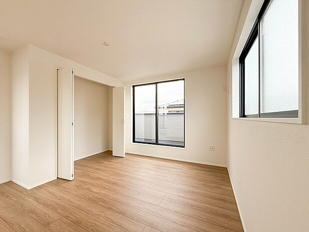 1号棟【3階 7.1帖 寝室】大きな窓からたっぷりと陽光が注がれる明るい空間。