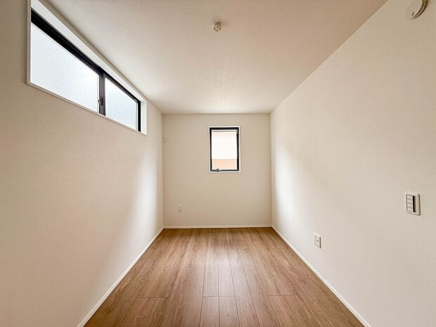 1号棟【1階　6帖　子供部屋】クロークを備えたフローリング仕様の洋室です。