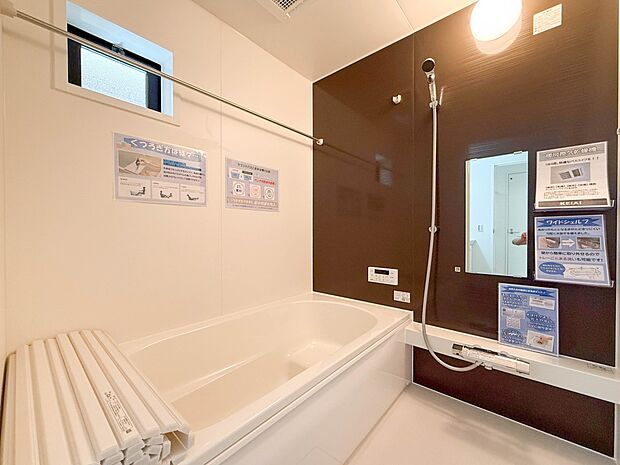 1号棟【浴室】きっとあなたのバスタイムも単なる習慣から特別な時間に変わるはず。一日の汚れとともに疲れを洗い流し、眠りに就く前の大事なリラックスタイムを演出