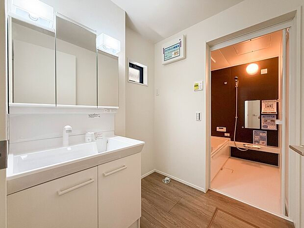 1号棟【洗面台】十分な大きさの洗面台は、身だしなみチェックや歯磨きなど、朝の慌ただしい時間でもホテルライクなスペースで余裕とゆとりを感じて頂けます。