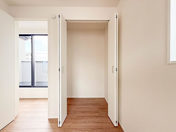 1号棟【収納】壁面クローゼットのメリットは、衣類が横一列に並ぶためひと目で洋服が選びやすいこと。衣類をたくさんお持ちの方も、限られたスペース内に無理なく収納することができます。