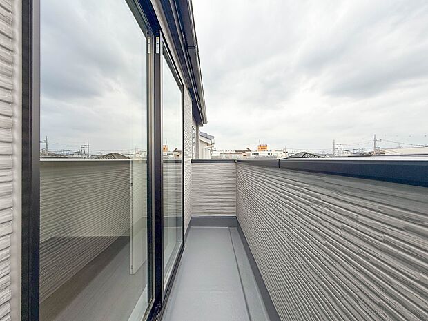 1号棟【バルコニー】朝の澄んだ空気や、夕方に吹く清々しい風を五感で感じられるバルコニー。屋外にあって、住まいの中でも本当の自然を感じられるスペースです。