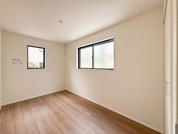 1号棟【1階　5帖　洋室】シンプルにデザインされた室内。