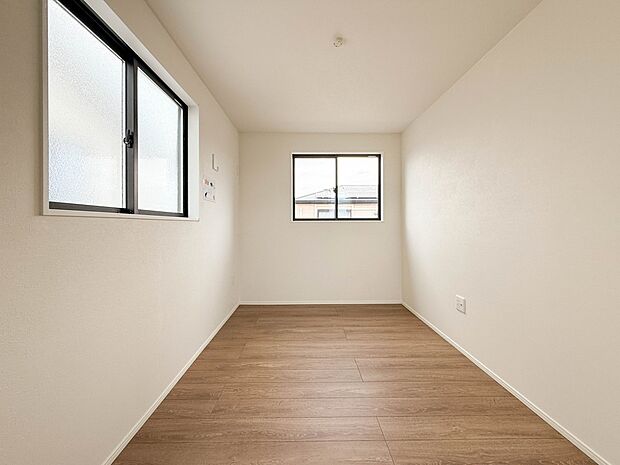 1号棟【3階　4帖　洋室】柔らかな陽光とフローリングの色味が調和した快適な空間。