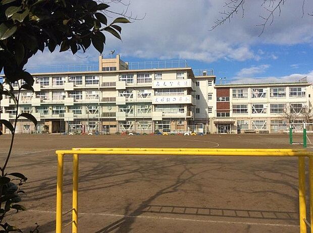 小学校 1000m 原山小学校(1956年の創立以来、地域と家庭を連携させた学校づくりが行われています。地域の有志が紙芝居を読み聞かせる「緑陰読書会」など、地域とのさまざまな交流が行われてい…