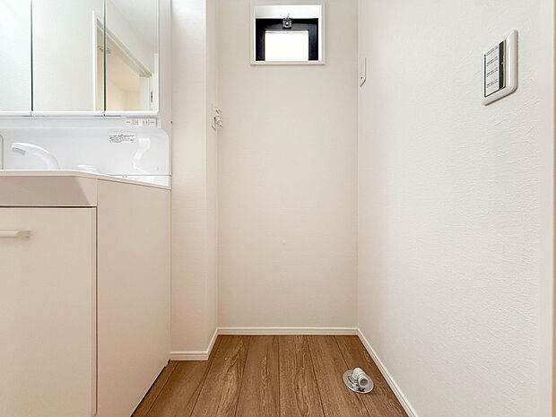 1号棟【ランドリースペース】毎日使う洗濯機。しっかりと奥行きのある置き場が確保されています。