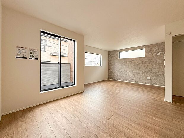 1号棟【LDK17.6帖】室内には豊かな陽光が注ぎ込み、爽やかな住空間を演出。