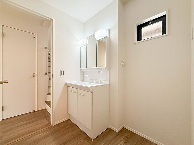 1号棟【脱衣所】脱衣所、洗面所は小さなプライベートスペース。歯磨き、洗顔と毎日施す個人空間。