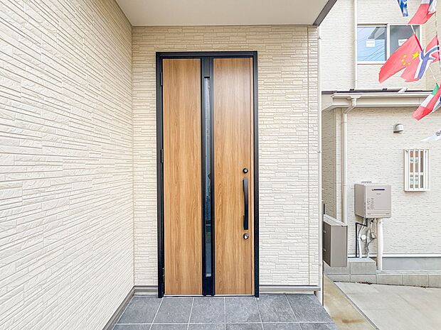 【玄関】玄関はおうちの顔と言われます。玄関アプローチは、外観デザインの印象を左右します。ご家族の個性を出しながら、素敵な玄関でお客様をお迎えしてください。