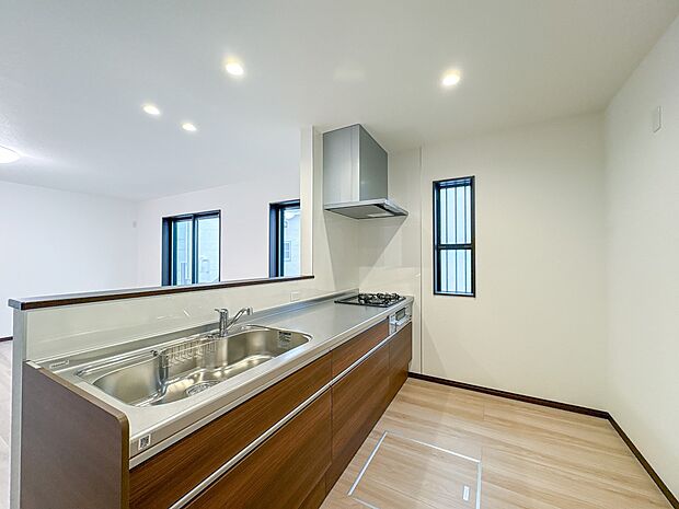 【LDK18.7帖】ナチュラルな自然光の中での調理。お洒落な食器類を余裕で収納できるスペース。動きやすい女性目線のキッチン動線。これからはお料理をつくる時間が劇的に変わります。